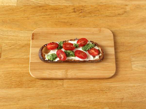Sendviči s svežim sirom, pestom in češnjevim paradižnikom - Priprava korak 3