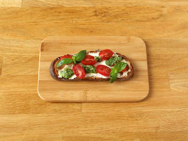 Sendviči s svežim sirom, pestom in češnjevim paradižnikom - Priprava korak 4