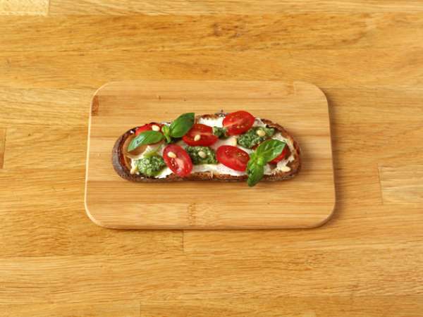 Sendviči s svežim sirom, pestom in češnjevim paradižnikom - Priprava korak 5