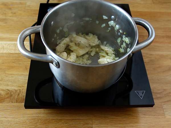 Testenine iz enega lonca s špinačo, kozjim sirom in piščancem - Priprava korak 2