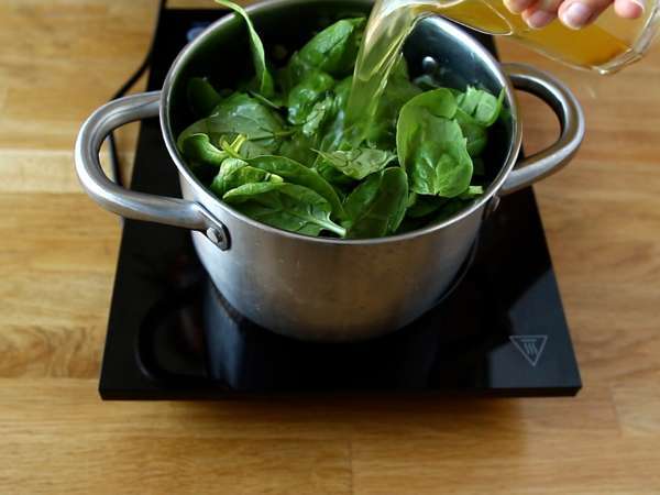 Testenine iz enega lonca s špinačo, kozjim sirom in piščancem - Priprava korak 3