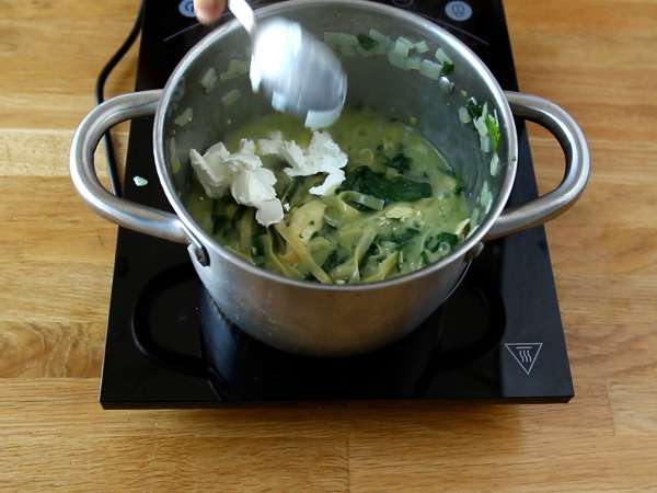 Testenine iz enega lonca s špinačo, kozjim sirom in piščancem - Priprava korak 4