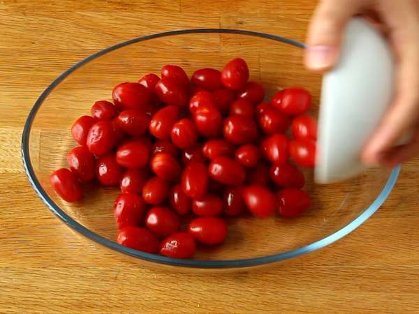 Tagliatelle feta češnjev paradižnik - pečene testenine s feto - Priprava korak 1