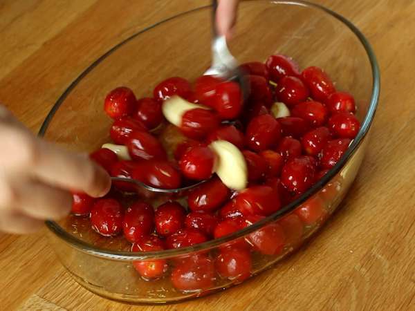 Tagliatelle feta češnjev paradižnik - pečene testenine s feto - Priprava korak 2