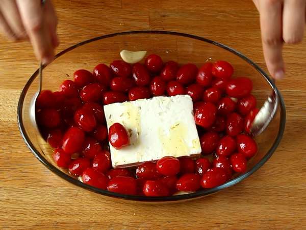 Tagliatelle feta češnjev paradižnik - pečene testenine s feto - Priprava korak 3