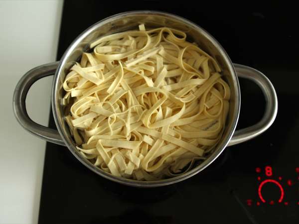 Tagliatelle feta češnjev paradižnik - pečene testenine s feto - Priprava korak 5