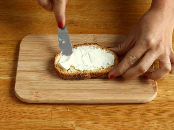 Sendviči s kremnim sirom iz kumar in redkvic - Priprava korak 1
