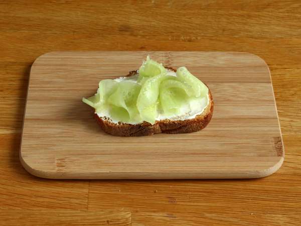 Sendviči s kremnim sirom iz kumar in redkvic - Priprava korak 2