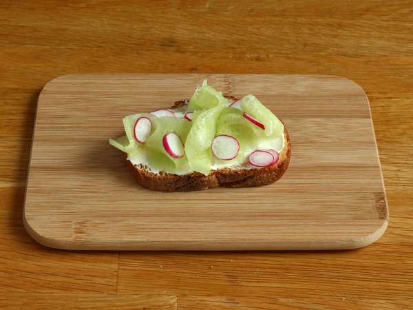 Sendviči s kremnim sirom iz kumar in redkvic - Priprava korak 3