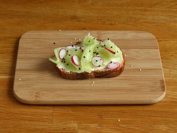 Sendviči s kremnim sirom iz kumar in redkvic - Priprava korak 4