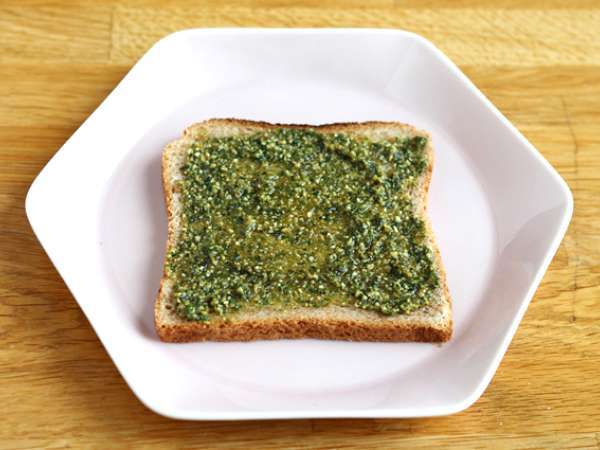 Brusketa s pestom, češnjevim paradižnikom in sirom mocarela - Priprava korak 1