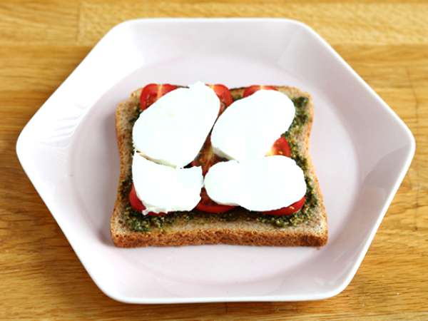 Brusketa s pestom, češnjevim paradižnikom in sirom mocarela - Priprava korak 3