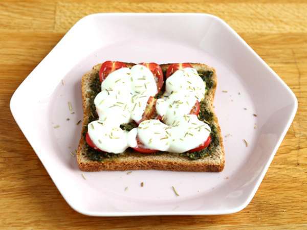 Brusketa s pestom, češnjevim paradižnikom in sirom mocarela - Priprava korak 4