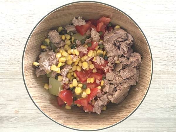 Solata iz krompirja, tune in paradižnika - Priprava korak 2