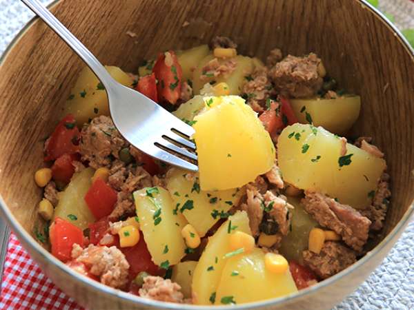 Solata iz krompirja, tune in paradižnika - Priprava korak 3