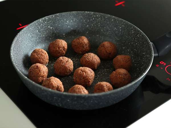 Vegetarijanske mesne kroglice iz sejtana s paradižnikovo omako - Priprava korak 4