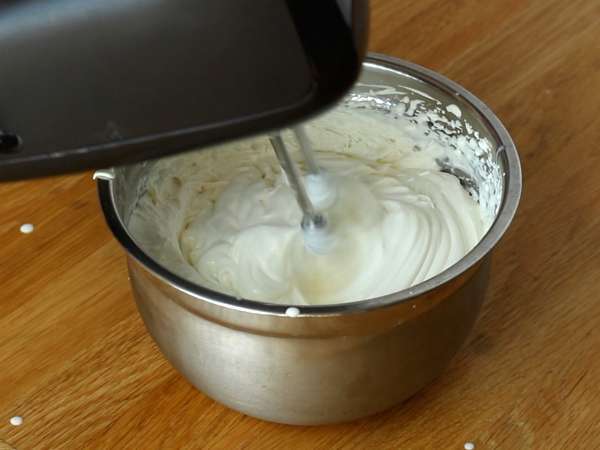 Pravljični brez pečenja Kinder Bueno cheesecake - Priprava korak 2