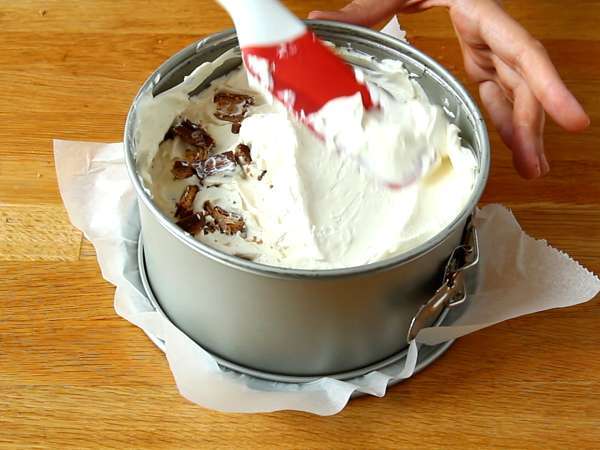 Pravljični brez pečenja Kinder Bueno cheesecake - Priprava korak 5