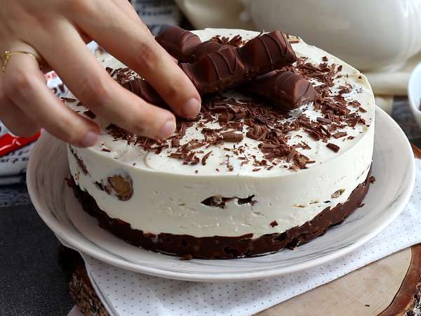 Pravljični brez pečenja Kinder Bueno cheesecake - Priprava korak 6