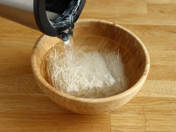 Solata iz vermicellija, kozic, avokada, jajc in koriandra - Priprava korak 1