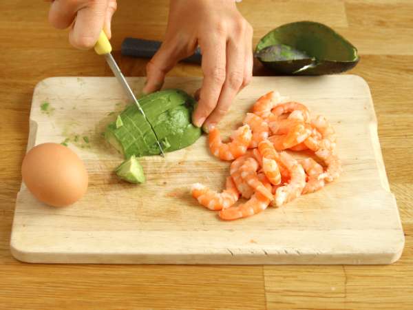 Solata iz vermicellija, kozic, avokada, jajc in koriandra - Priprava korak 2