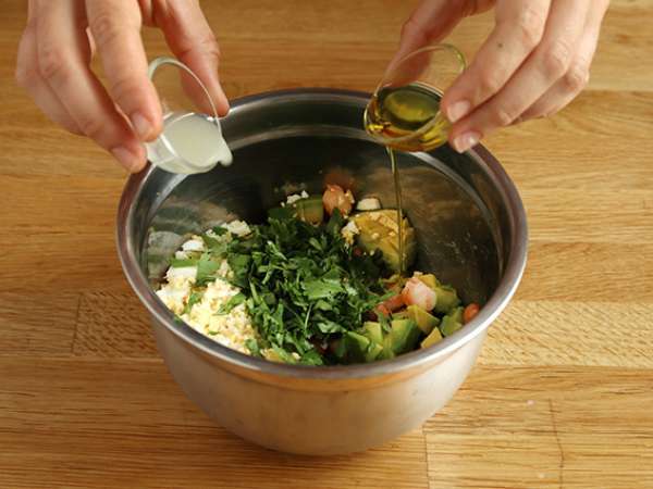 Solata iz vermicellija, kozic, avokada, jajc in koriandra - Priprava korak 3