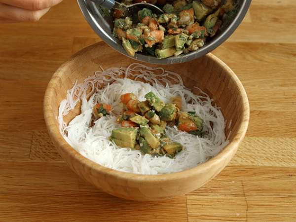 Solata iz vermicellija, kozic, avokada, jajc in koriandra - Priprava korak 4