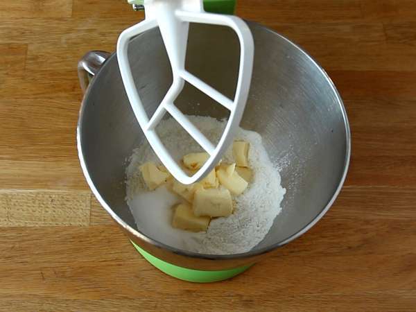 Rustikalni kolač z breskvijo in rožmarinom - Priprava korak 1