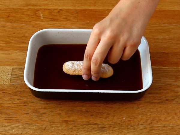 Slastna tiramisu-style charlotte brez jajc - Priprava korak 1