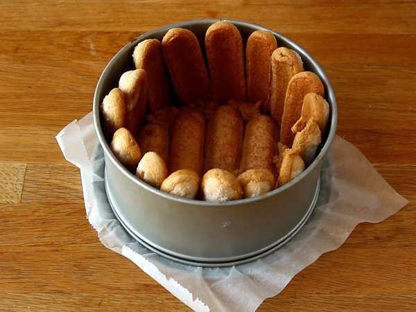 Slastna tiramisu-style charlotte brez jajc - Priprava korak 2
