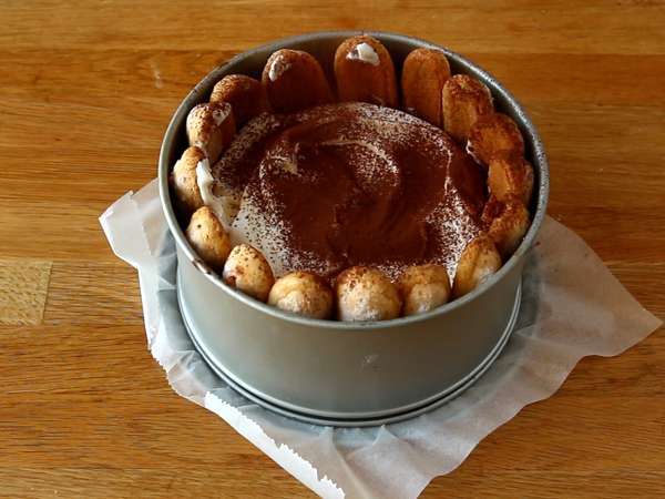 Slastna tiramisu-style charlotte brez jajc - Priprava korak 5