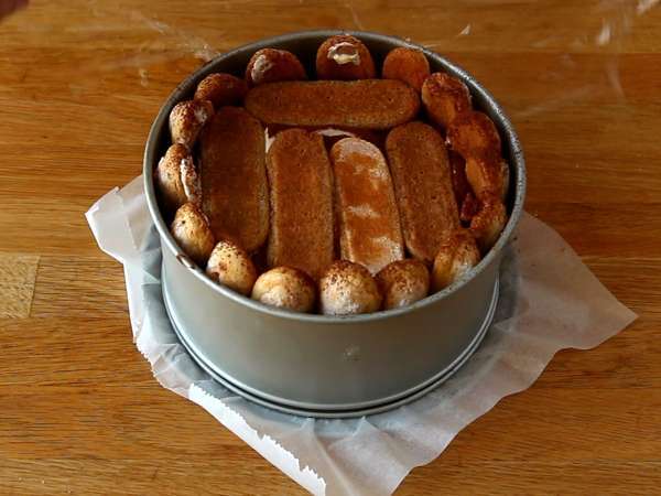 Slastna tiramisu-style charlotte brez jajc - Priprava korak 6