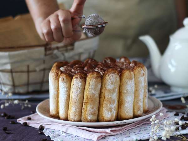 Slastna tiramisu-style charlotte brez jajc - Priprava korak 7