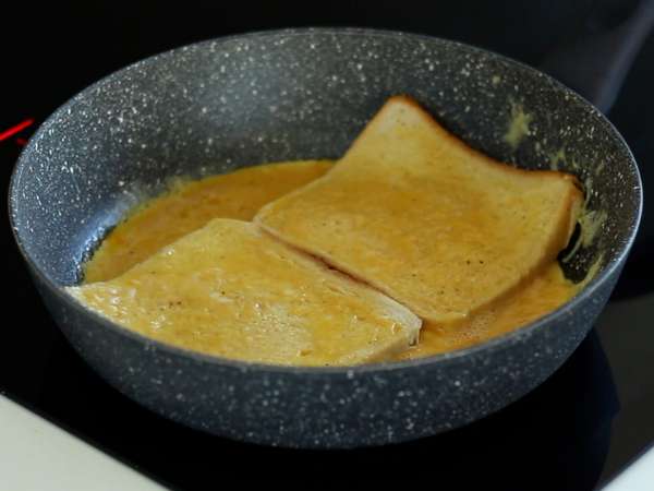 Omleta express sendvič - Francoski toast omleta sendvič - Jajčni sendvič kramp - Priprava korak 3