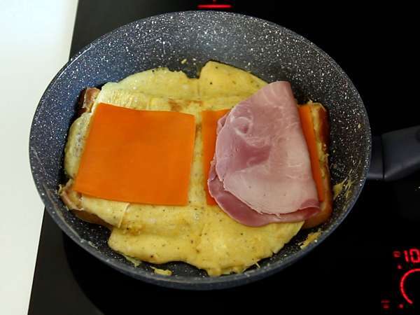 Omleta express sendvič - Francoski toast omleta sendvič - Jajčni sendvič kramp - Priprava korak 4