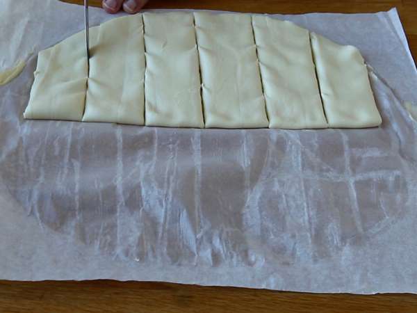 Zavitki iz listnatega testa z vanilijevo slaščičarsko kremo - Priprava korak 6