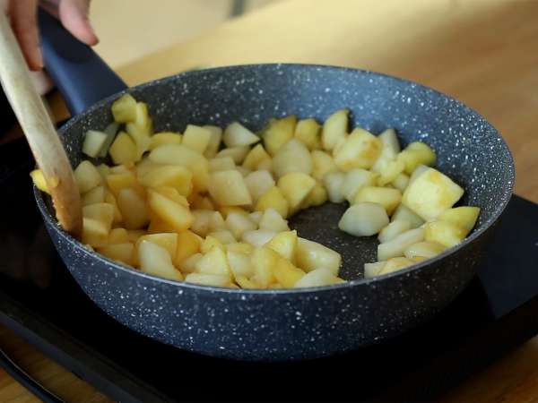 Izjemno hrustljav in topljiv jabolčno-hruškov drobljenec - Priprava korak 1