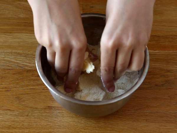 Izjemno hrustljav in topljiv jabolčno-hruškov drobljenec - Priprava korak 2