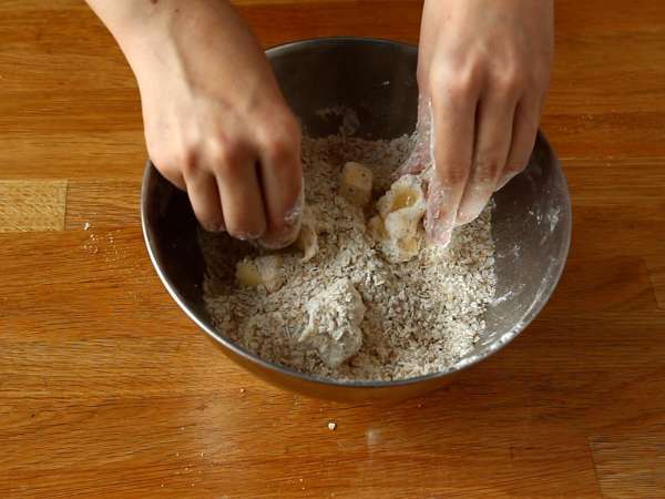 Slastna, hrustljava malinova torta z drobtinami - Priprava korak 2