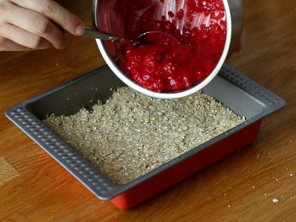 Slastna, hrustljava malinova torta z drobtinami - Priprava korak 3