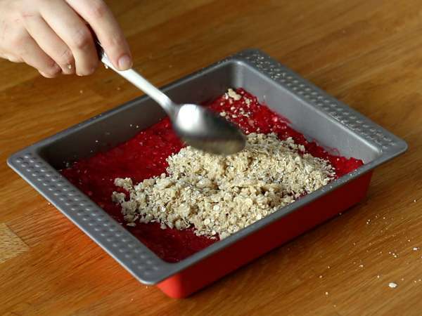 Slastna, hrustljava malinova torta z drobtinami - Priprava korak 4