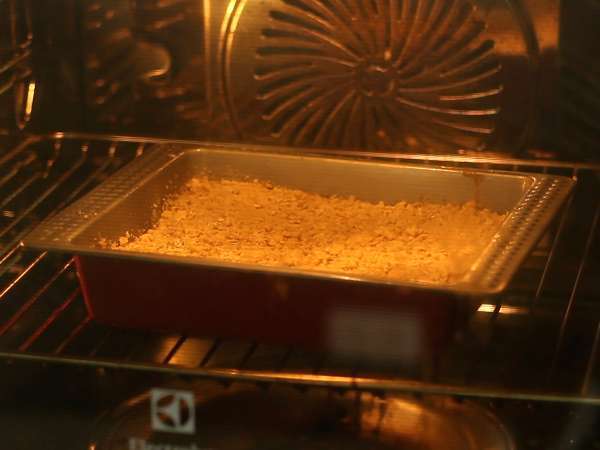 Slastna, hrustljava malinova torta z drobtinami - Priprava korak 5