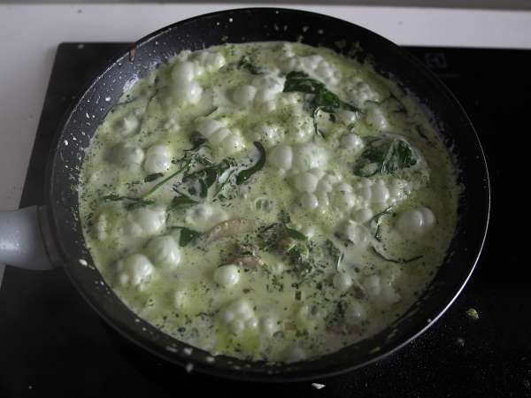 Turnoveri, polnjeni z gobami in špinačo - Priprava korak 1