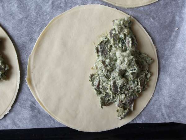 Turnoveri, polnjeni z gobami in špinačo - Priprava korak 3