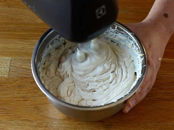 Sirovi kolači brez pečenja s piškoti speculoos - Priprava korak 3