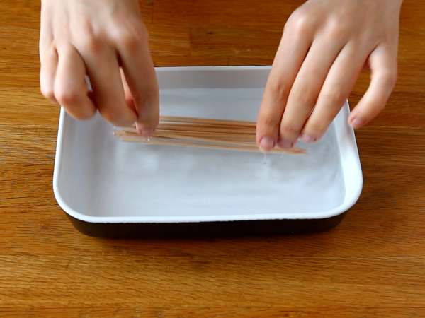 Izjemno hrustljava srca iz listnatega testa z malinovimi in čokoladnimi pito pops - Priprava korak 1