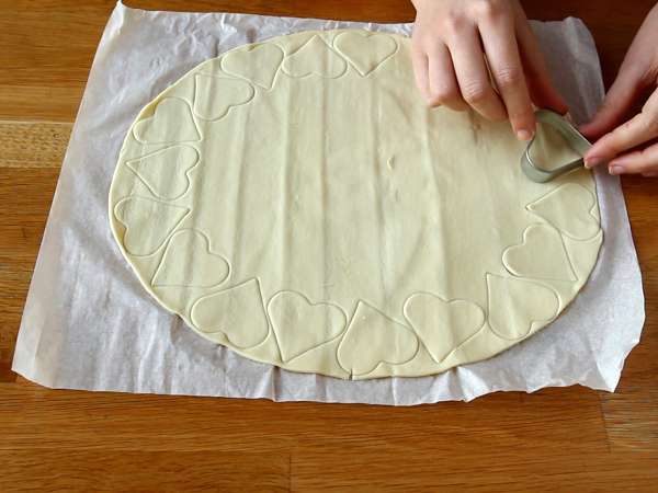 Izjemno hrustljava srca iz listnatega testa z malinovimi in čokoladnimi pito pops - Priprava korak 2