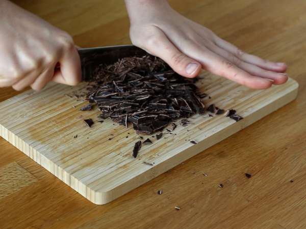 Izjemno hrustljava srca iz listnatega testa z malinovimi in čokoladnimi pito pops - Priprava korak 3