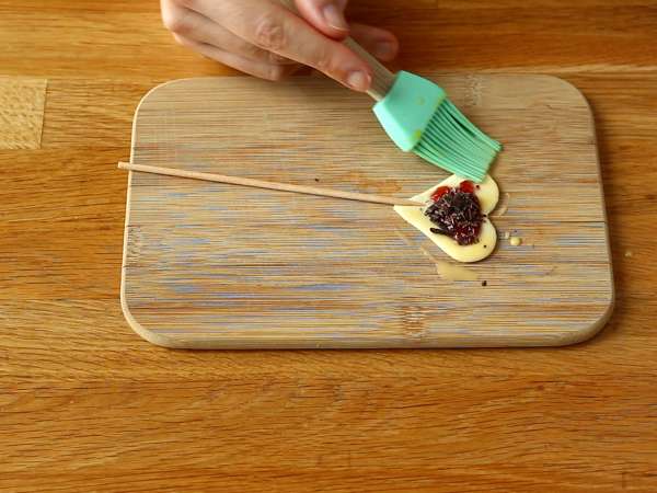 Izjemno hrustljava srca iz listnatega testa z malinovimi in čokoladnimi pito pops - Priprava korak 4