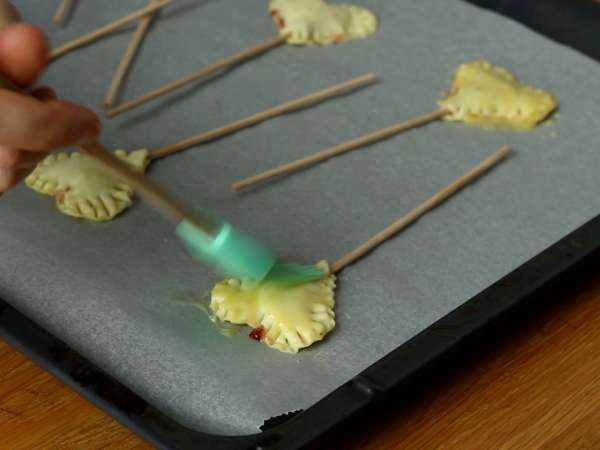 Izjemno hrustljava srca iz listnatega testa z malinovimi in čokoladnimi pito pops - Priprava korak 6